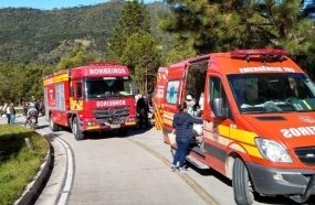 Micro-ônibus com 30 pessoas cai em ribanceira na Serra catarinense
