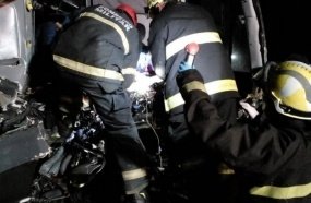Motorista de ônibus fica preso às ferragens após colisão contra caminhão