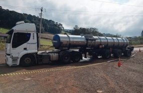 Carreta derrama ácido sulfúrico por 7 quilômetros na SC-355