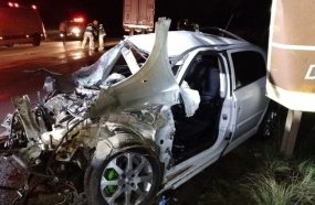 Colisão frontal entre carro e carreta deixa motorista gravemente ferido