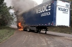 Carreta carregada com baterias automotivas pega fogo na BR-153