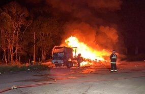Caminhão é destruído por incêndio em Vargem Bonita 