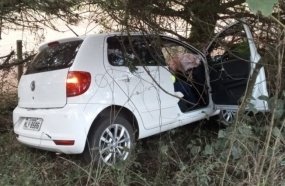 Mulher bate carro em árvore após sair da pista na SC-452