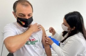 Governador recebe primeira dose da vacina contra Covid-19