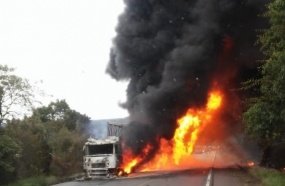 Carreta carregada com bobinas plásticas é destruída por incêndio 