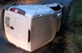 Motorista fica ferido após tombar utilitário na SC-135