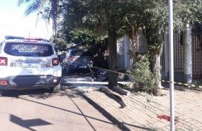Adolescente morre após colidir contra árvore ao tentar fugir da PM