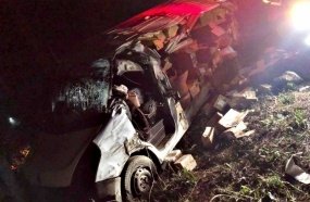 Colisão entre van e carreta deixa motorista ferido na BR-282