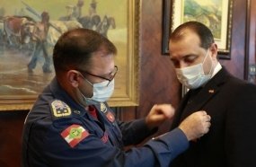 No Dia do Bombeiro, governador recebe a mais alta honraria 
