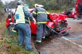 Colisão em árvore mata uma pessoa e deixa seis feridas na SC-340