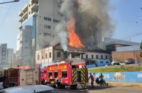 Hotel é destruído por incêndio no centro de Concórdia 