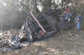 Caminhão de bebidas tem carga saqueada após capotar na SC-135