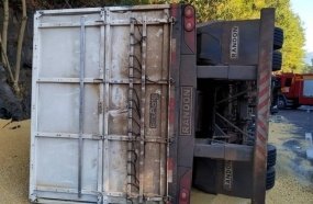 Carreta atinge dois veículos após tombar na BR-282