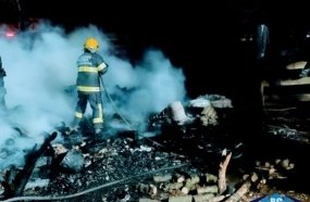 Bombeiros levam três horas para combater incêndio em galpão 