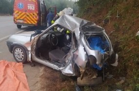 Colisão entre carro e caminhão deixa motorista preso às ferragens