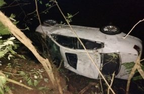 Veículo com dois jovens cai em córrego após sair da pista na SC-355