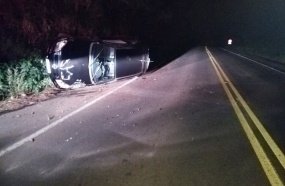 Veículo tomba após colidir contra barranco em Joaçaba 
