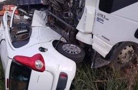 Colisão entre carro e carreta deixa motorista gravemente ferido 