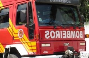 Veículo é destruído por incêndio em Luzerna