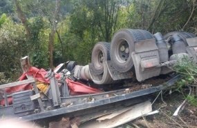 Motorista morre após despencar com carreta em barranco na BR-470