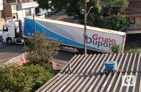 Carreta não ‘vence’ subida e bloqueia trânsito em Joaçaba