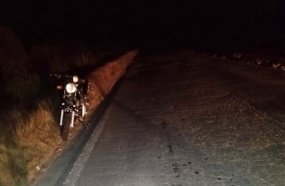 Motociclista sofre queda após colidir contra tora de pinus na SC-150