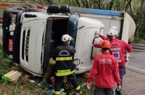 Motorista sofre ferimentos graves após tombar carreta na BR-153