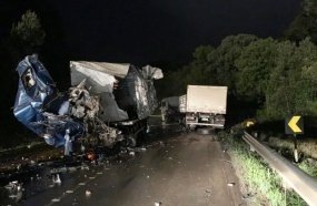 Motorista morre em colisão entre caminhão e carreta na BR-282 