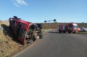 Carreta tomba após colisão no trevo de Campos Novos