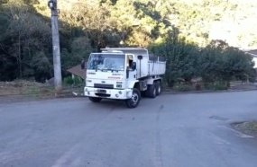 Caminhão não 'vence' subida e fica encavalado no meio-fio