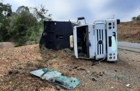 Motorista sofre ferimentos leves após tombar caminhão na SC-135