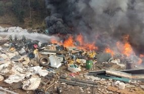 Bombeiros levam 4 horas para combater incêndio em ferro velho