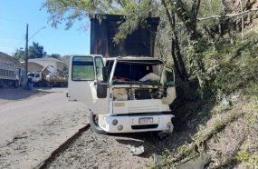 Motorista joga caminhão contra barranco após ficar sem freio 