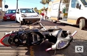 Jovem é arremessada de moto após colisão no centro de Herval