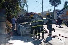 Bombeiros contém incêndio em veículo em Joaçaba