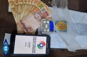 Casal é detido após PM encontrar drogas no carro 