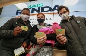 Governo do Estado inicia entrega de cartões do SC Mais Renda