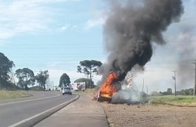 Veículo é destruído por incêndio em Joaçaba 