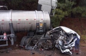 Motorista sofre múltiplas fraturas após colisão entre carro e carreta