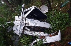 Caminhão fica destruído após sair da pista e colidir contra árvores