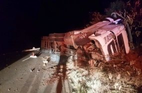 Condutor fica ferido após tombar carreta carregada com paletes 