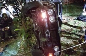 Carro capota em barranco no centro de Videira 