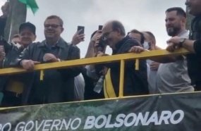 Bolsonaro faz chamada de vídeo com Jorginho durante ato neste domingo