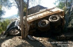 Caminhão desgovernado atinge quiosque no interior de Erval Velho