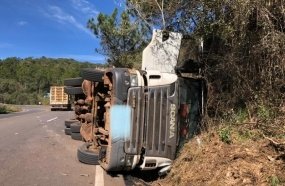 Carreta colide em barranco após tombar na BR-282