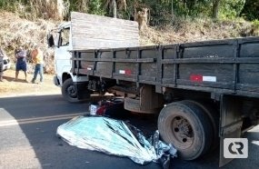 Motociclista morre após colidir em caminhão na Av. Caetano Branco