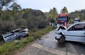 Colisão frontal entre veículos deixa três feridos na BR-282