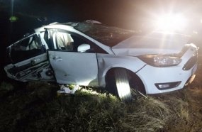 Mulher morre após ser arremessada de carro durante capotamento 