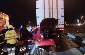 Homem morre após carro colidir na traseira de carreta na BR-116
