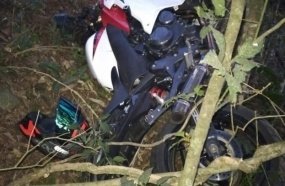 Queda de motocicleta em barranco tira a vida de jovem de 21 anos